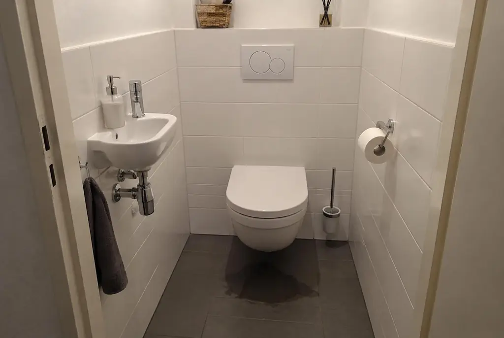 Lekdetectie Schiedam – natte vloer bij een toilet