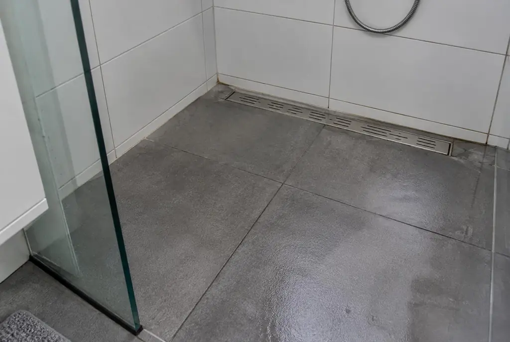 Lekdetectie Schiedam – lekkende inloopdouche met natte voegen