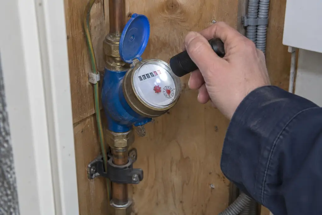 Lekdetectie Schiedam – watermeter in de meterkast controleren met een zaklamp